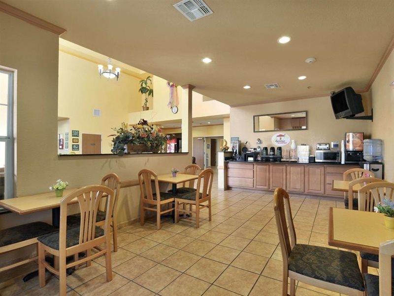 Super 8 By Wyndham San Antonio/Alamodome Area Otel Dış mekan fotoğraf