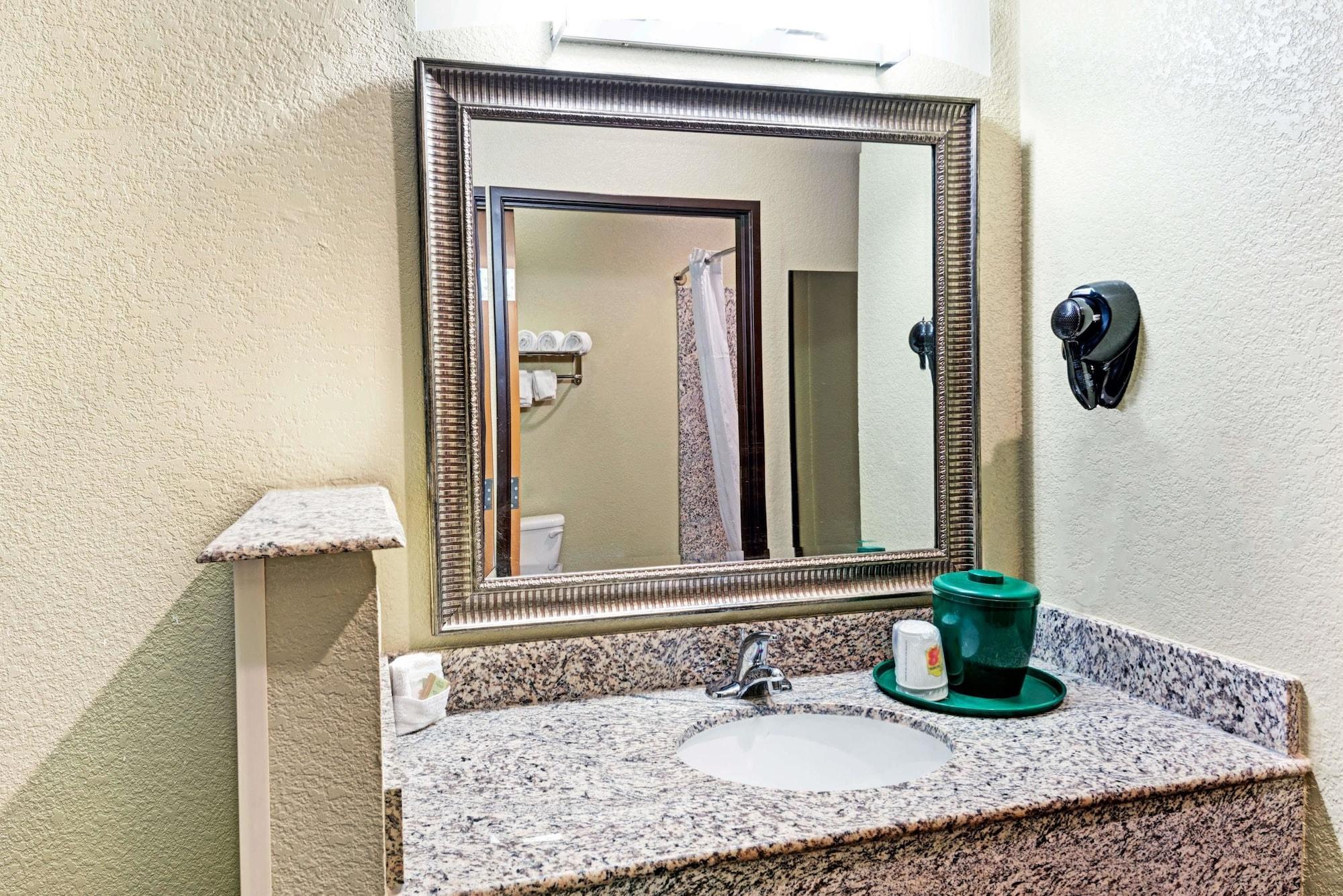 Super 8 By Wyndham San Antonio/Alamodome Area Otel Dış mekan fotoğraf