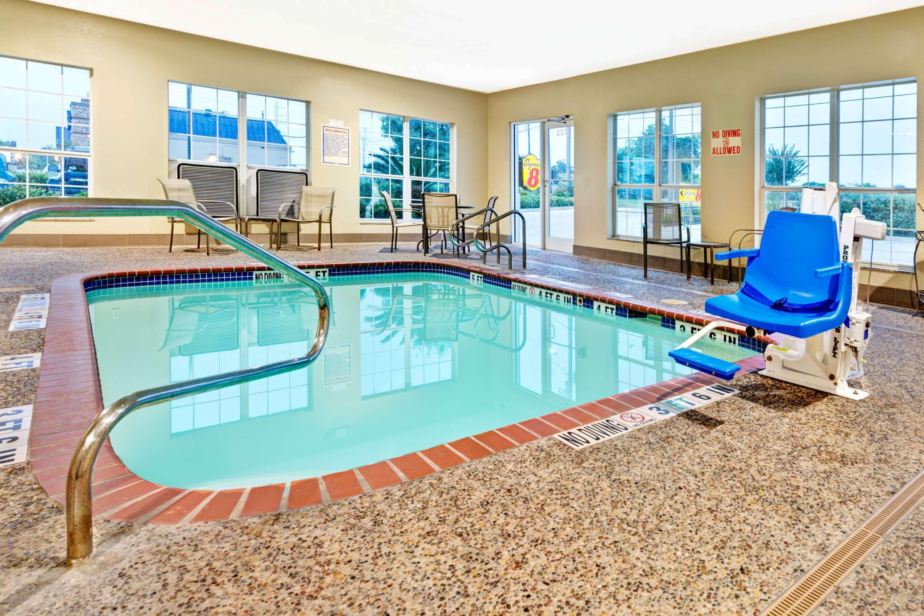 Super 8 By Wyndham San Antonio/Alamodome Area Otel Dış mekan fotoğraf