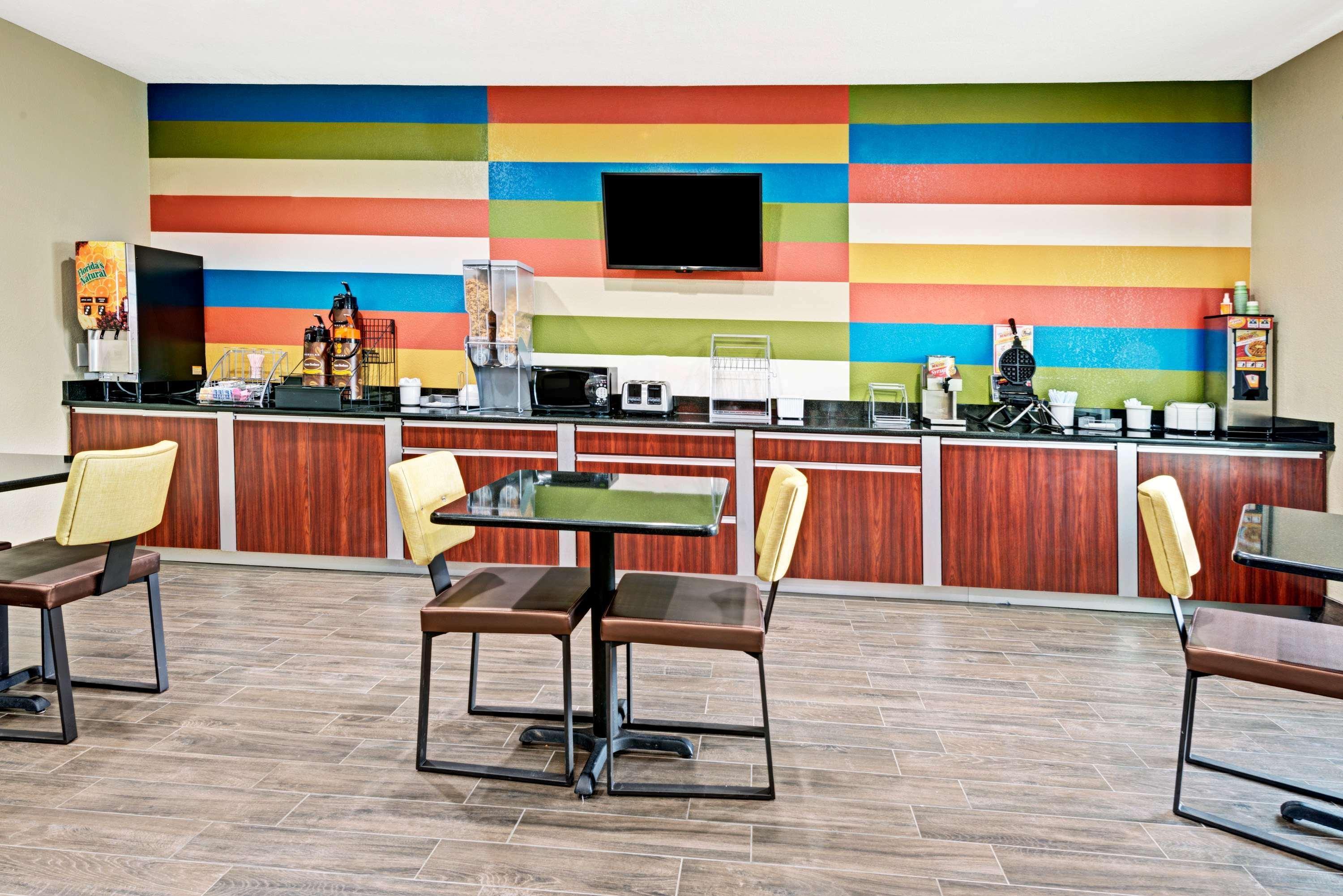 Super 8 By Wyndham San Antonio/Alamodome Area Otel Dış mekan fotoğraf