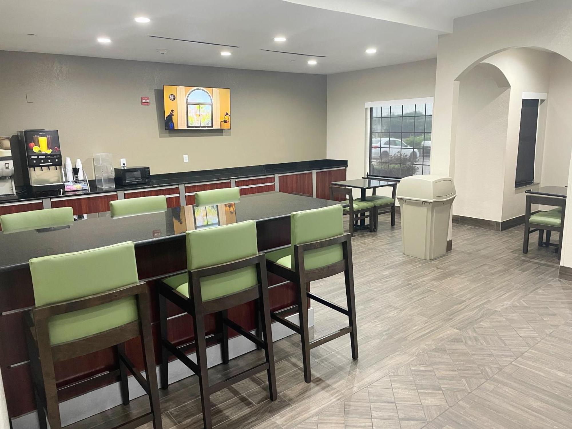 Super 8 By Wyndham San Antonio/Alamodome Area Otel Dış mekan fotoğraf